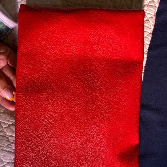 Red clutch - Picture 3 of 7